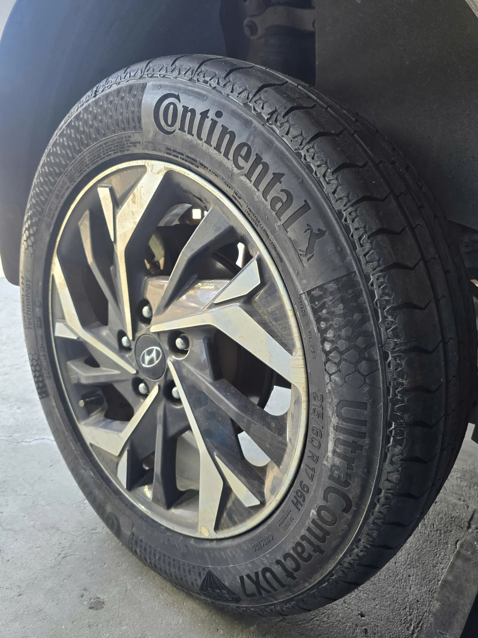 Lốp Continental UltraContact UX7 215/60R17 96H
