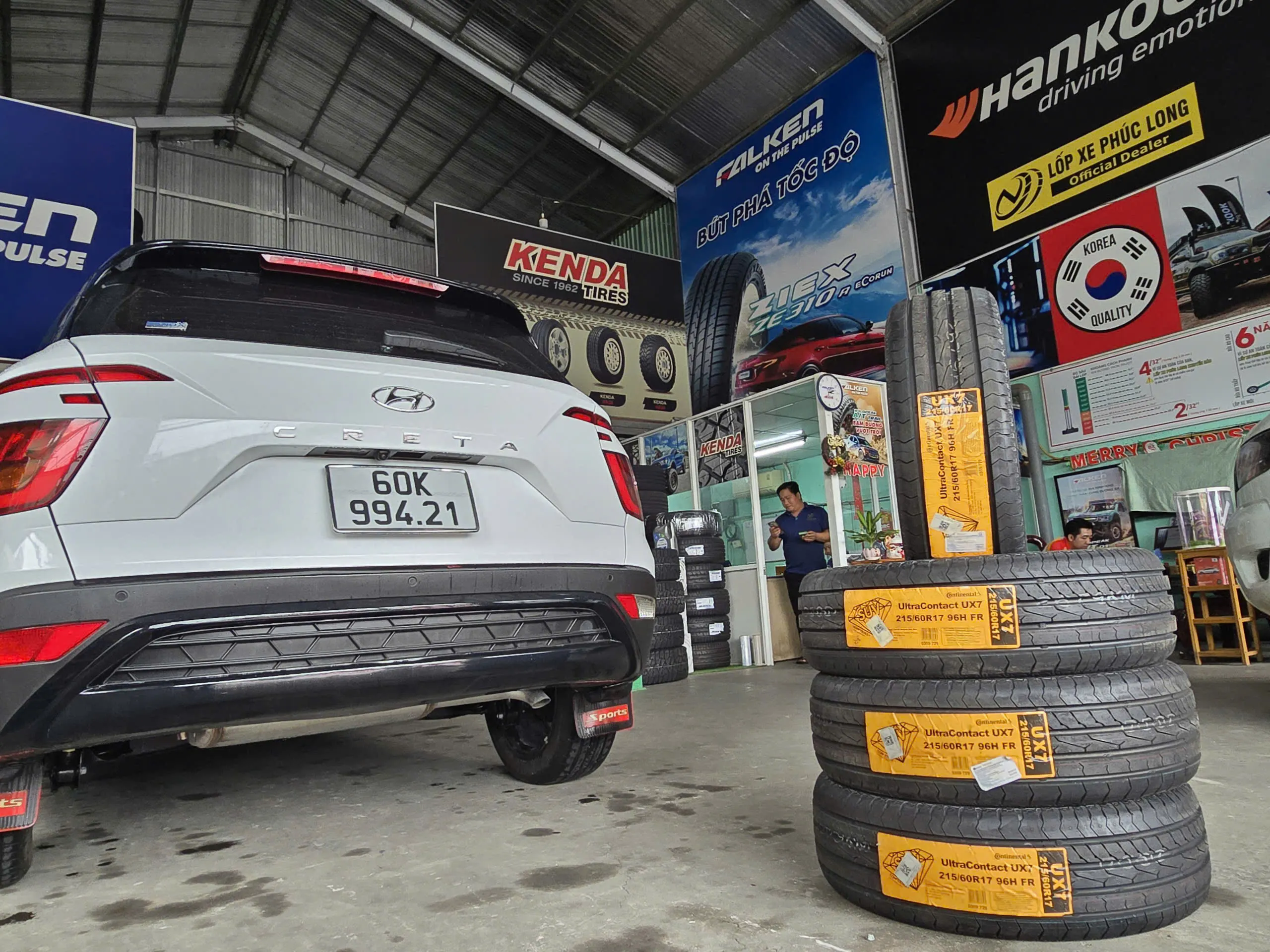 Lốp Continental UltraContact UX7 215/60R17 96H