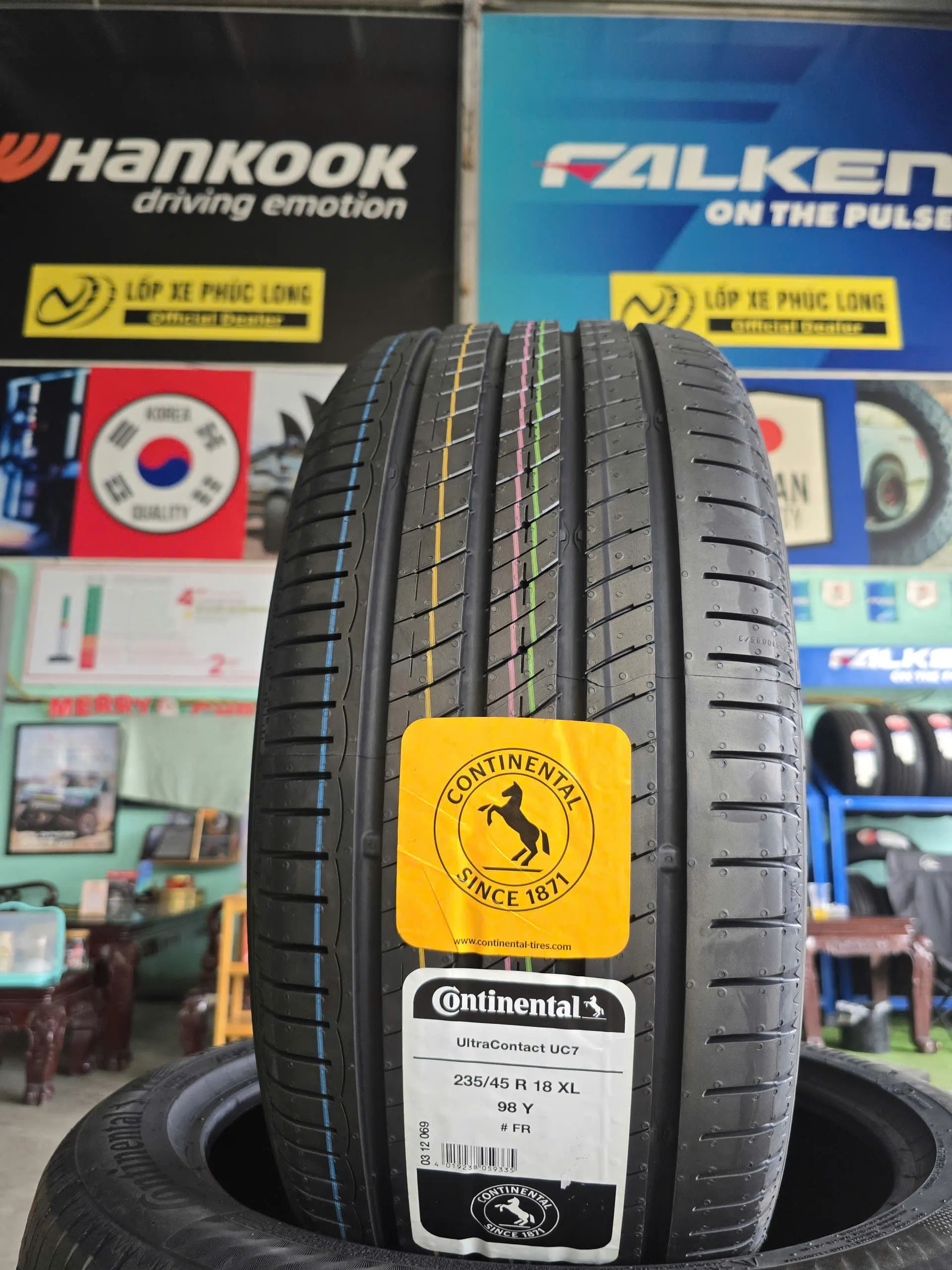 Lốp Continental UltraContact UC7 235/45R18