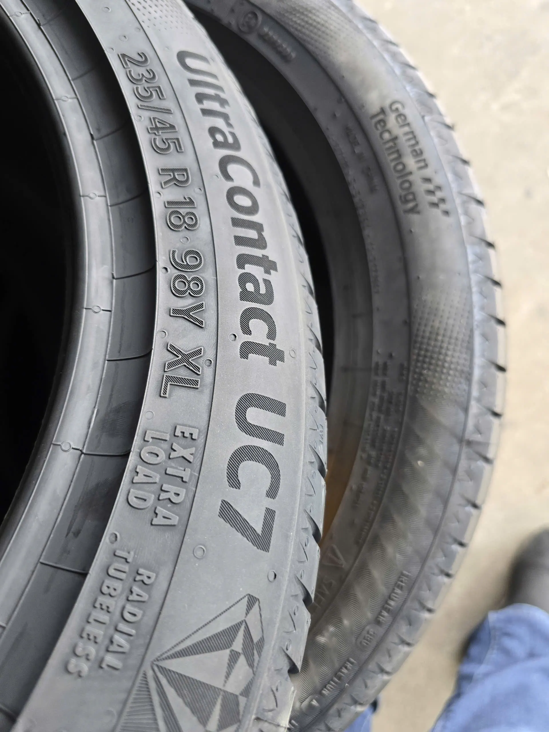 Lốp Continental UltraContact UC7 235/45R18