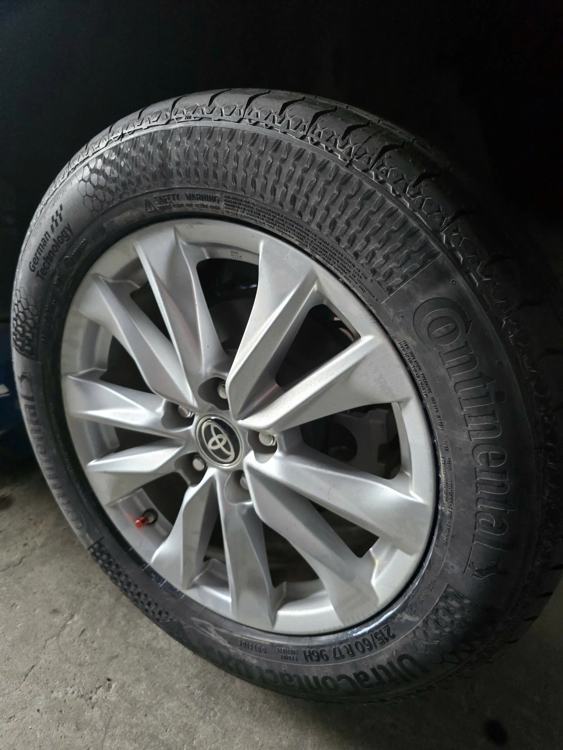 Lốp Continental UltraContact UX7 215/60R17 96H