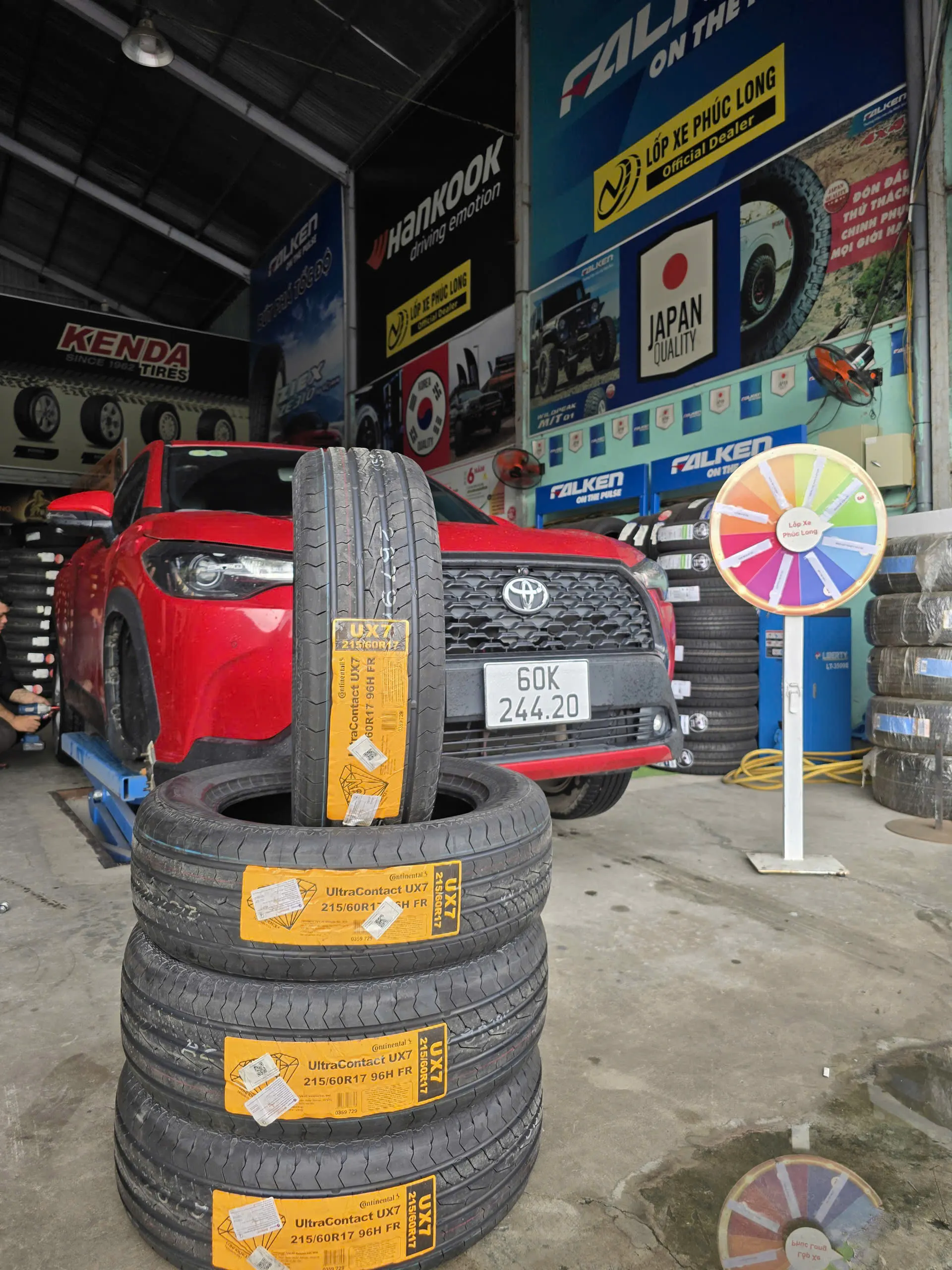 Lốp Continental UltraContact UX7 215/60R17 96H