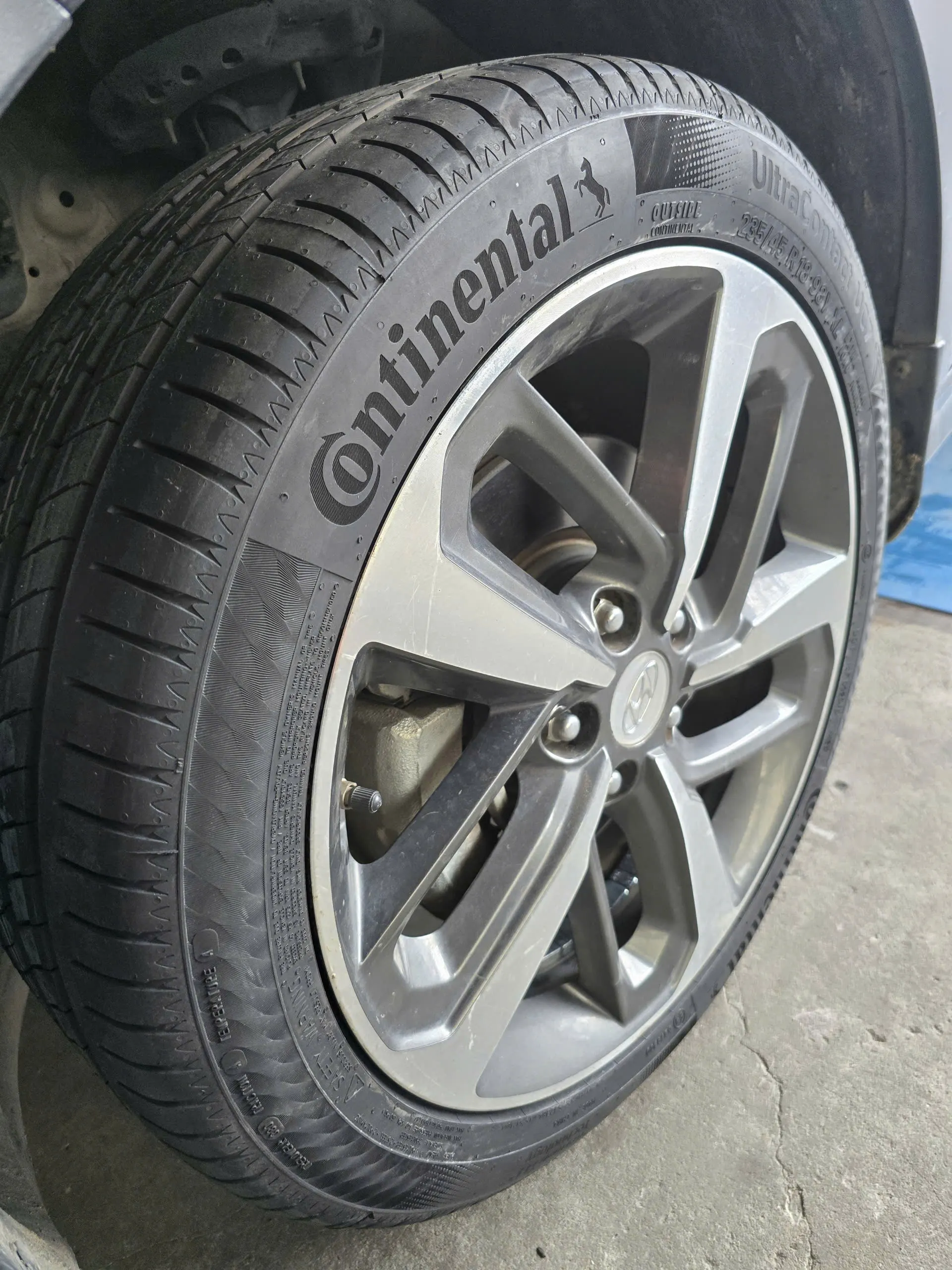 Lốp Continental UltraContact UC7 235/45R18