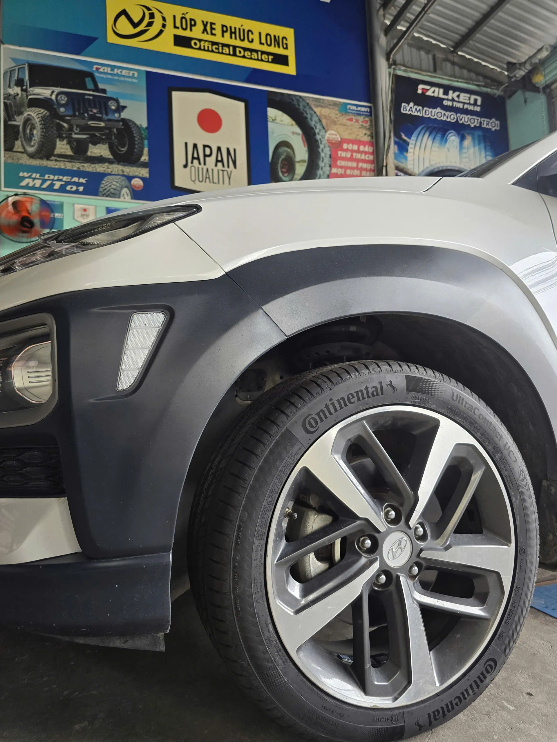 Lốp Continental UltraContact UC7 235/45R18