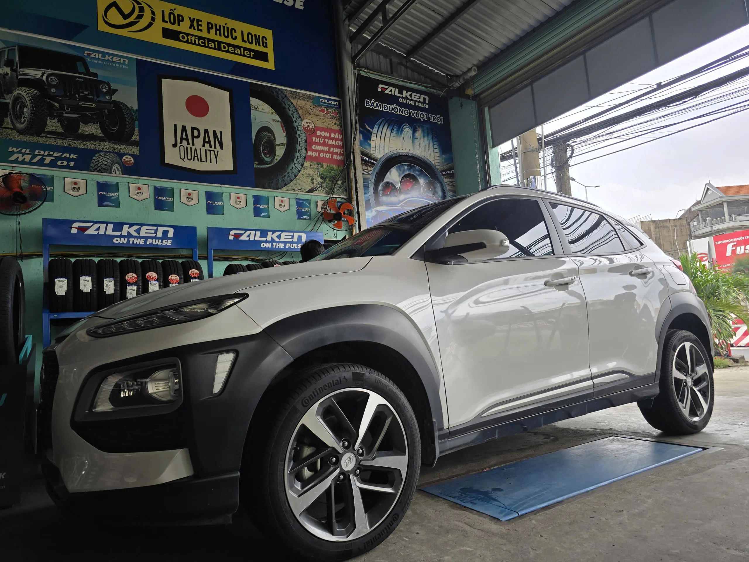 Lốp Continental UltraContact UC7 235/45R18