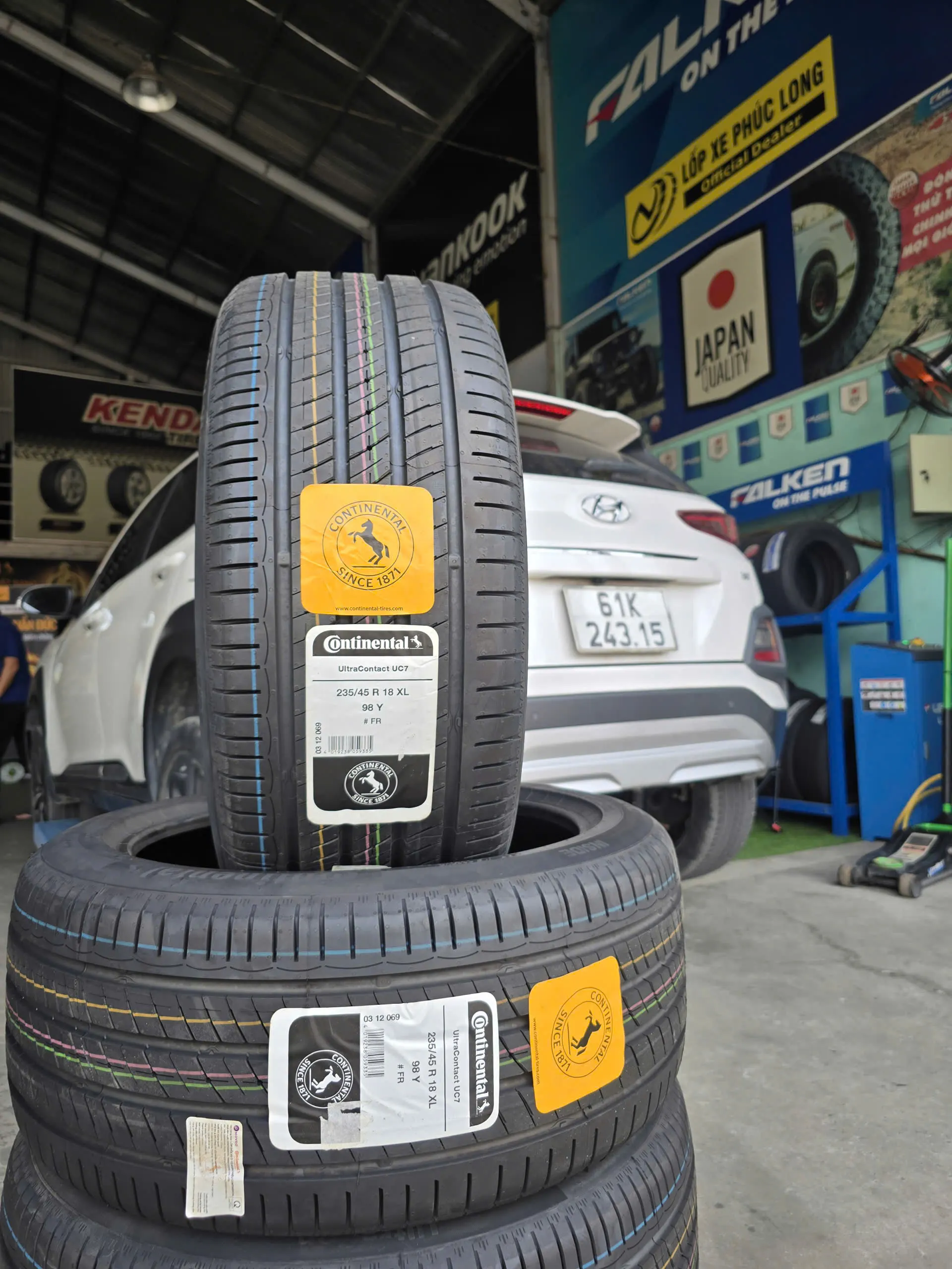 Lốp Continental UltraContact UC7 235/45R18