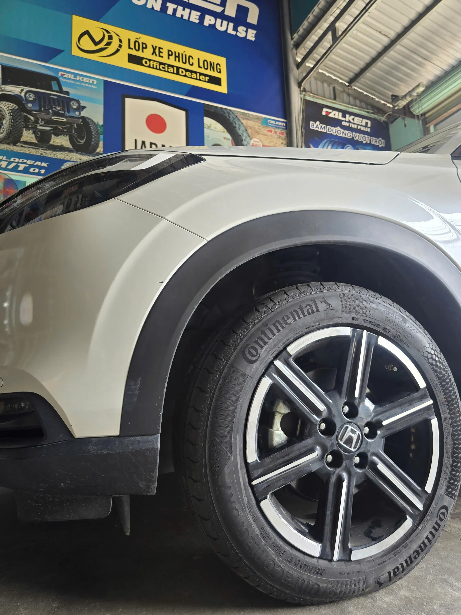 Lốp Continental UltraContact UX7 215/60R17 96H