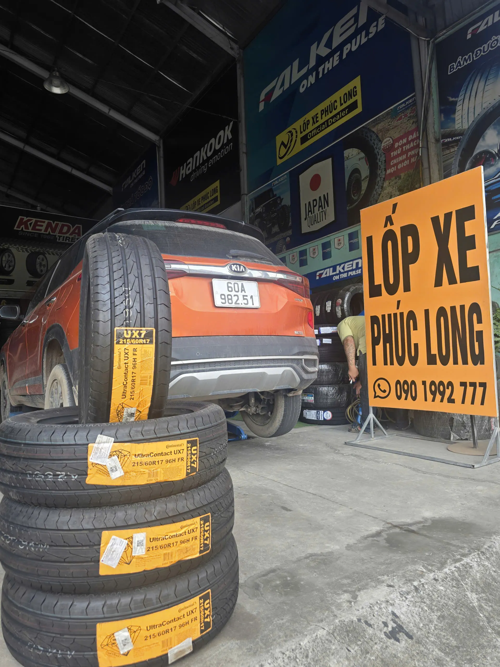 Lốp Continental UltraContact UX7 215/60R17 96H