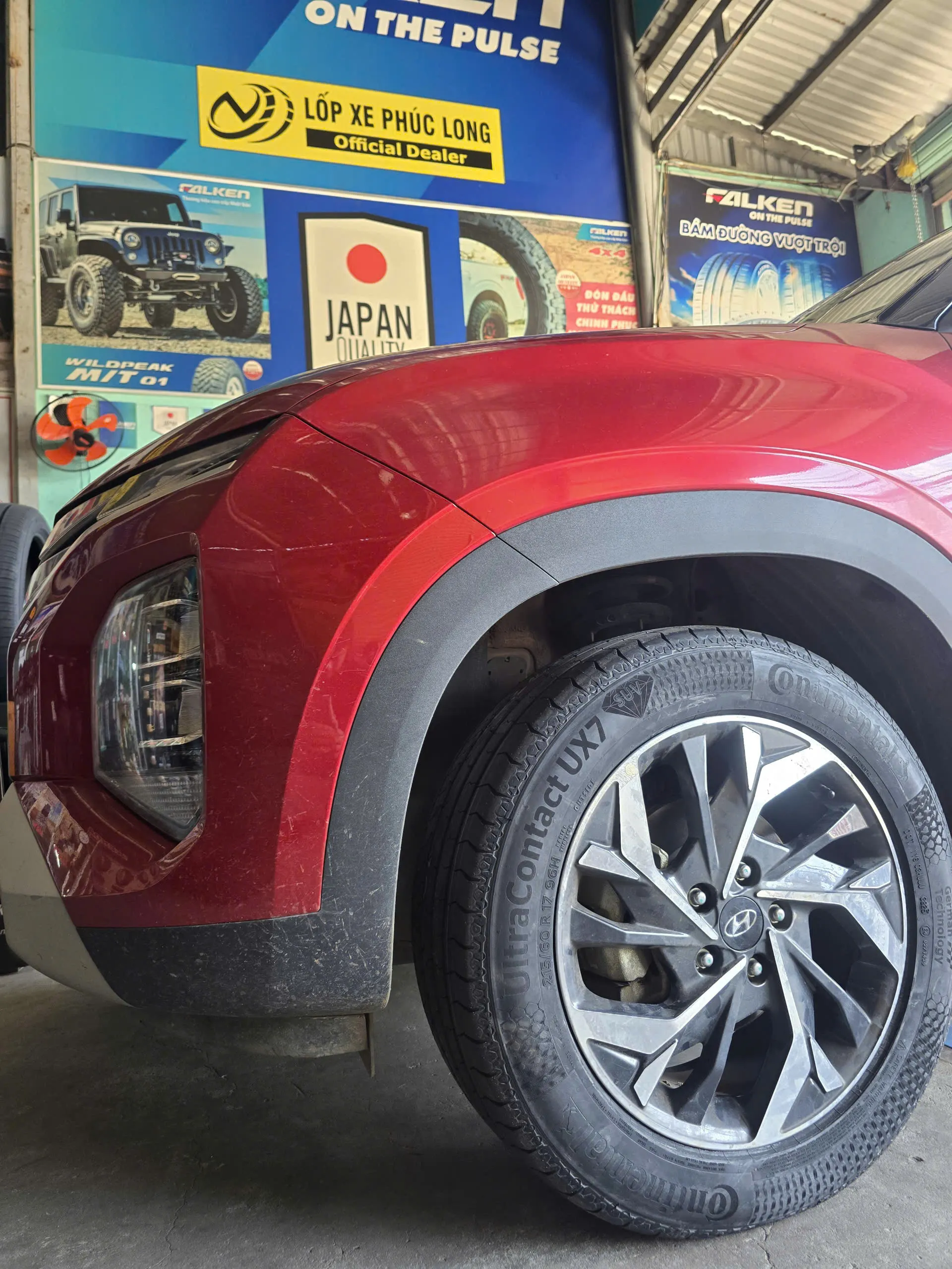 Lốp Continental UltraContact UX7 215/60R17 96H