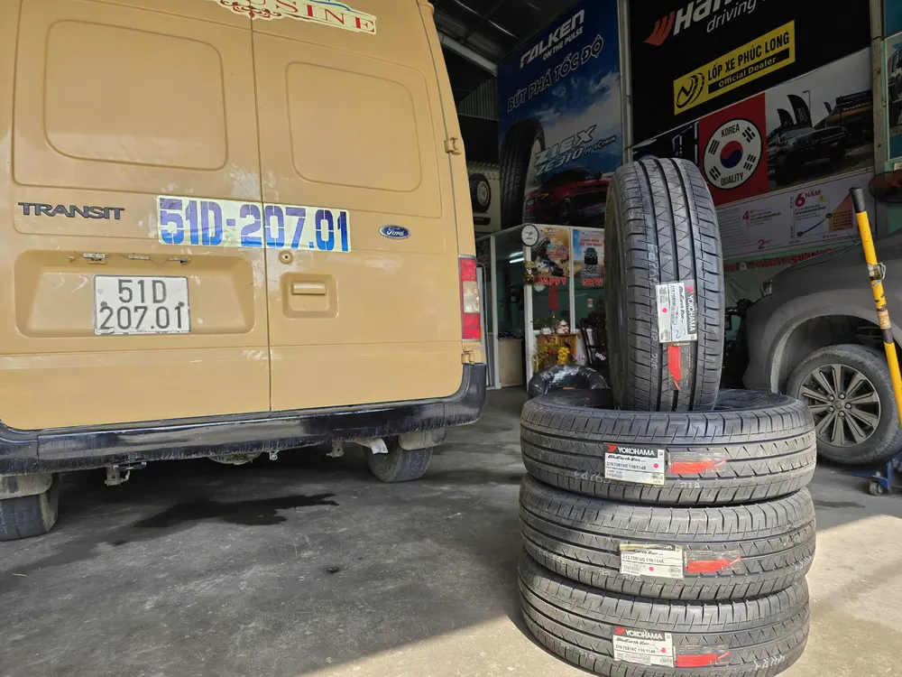 Alternative view of Lốp Yokohama BluEarth-Van RY55 215/75R16C cho xe Ford Transit