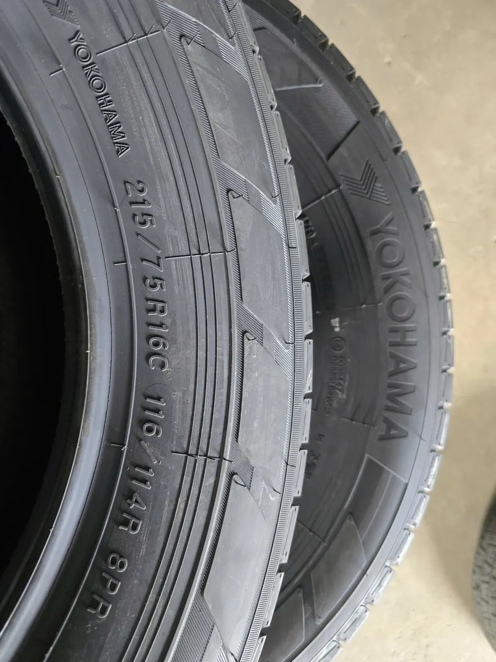 Lốp Yokohama BluEarth-Van RY55 215/75R16C cho xe Ford Transit