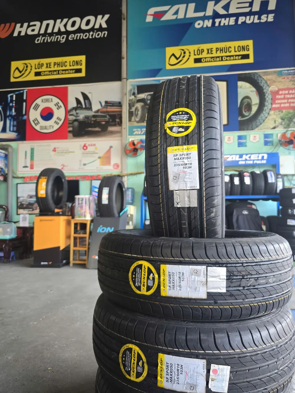 Lốp Dunlop SP Sport Maxx 050 235/60R18 103H